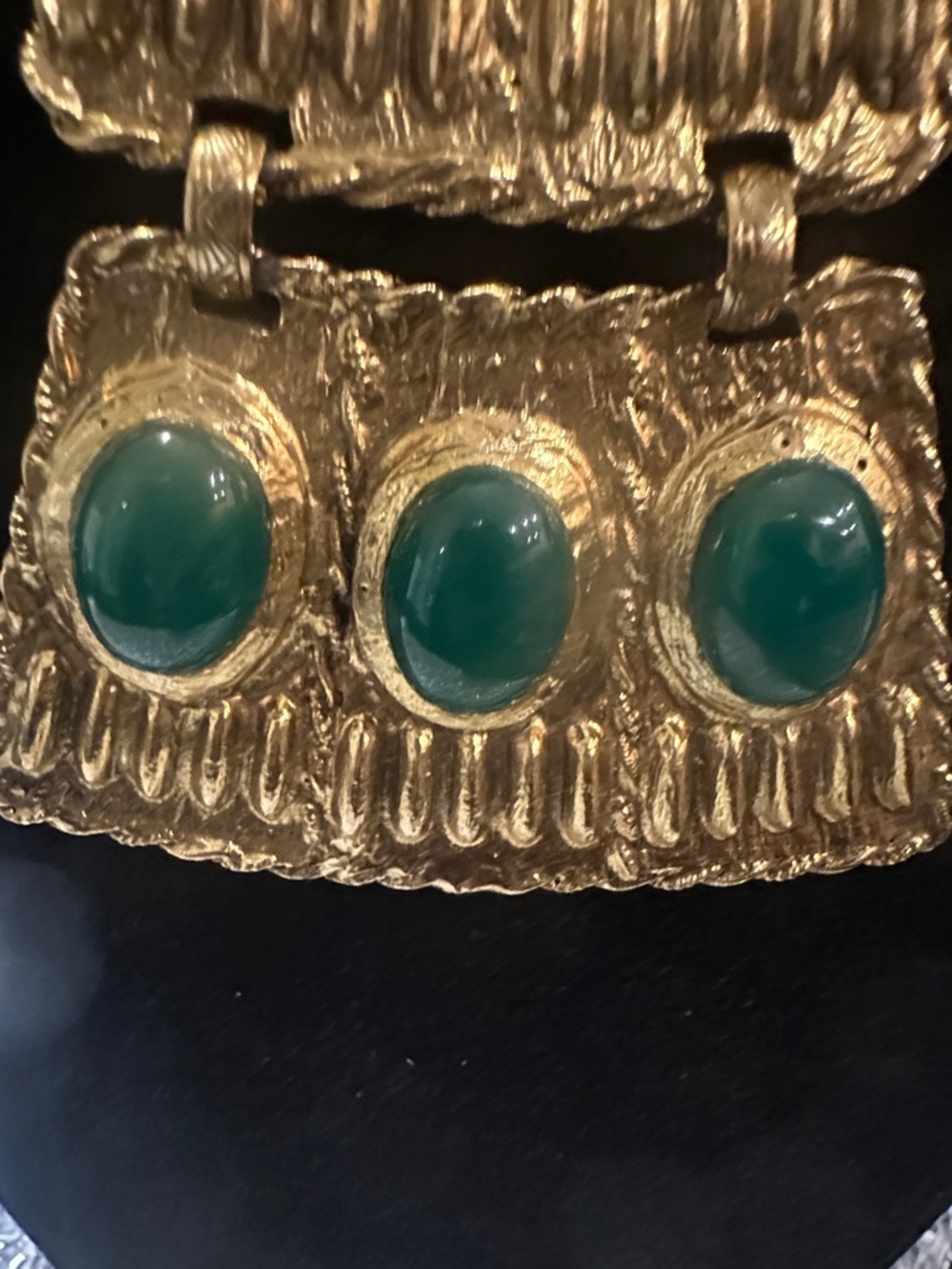 Elegant Vintage Gold Necklace with Green cabochons - Picture 2 of 10